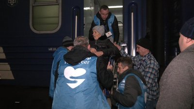Потрібні волонтери: львів'ян закликають долучатися до проєкту з допомоги переселенцям на вокзалі