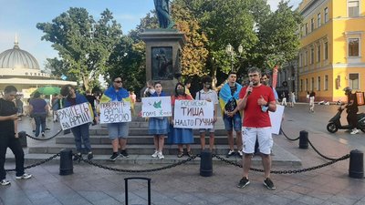 "Ні – роззброєнню армії". В Одесі люди мітингували проти перемир'я з бойовиками