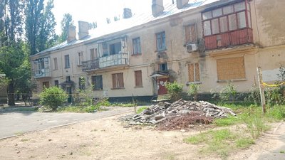 Пошкоджений дах, вибиті вікна та понівечені стіни. Жителі будинку в Миколаєві очікують на ремонт покрівлі Пошкоджений дах, вибиті вікна та понівечені стіни. Жителі будинку в Миколаєві очікують на ремонт покрівлі