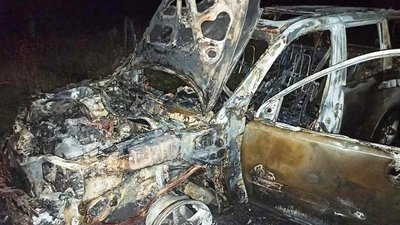 На Чернігівщині вщент згорів позашляховик На Чернігівщині вщент згорів позашляховик
