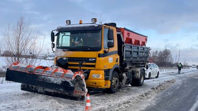 Снігоочисний автомобіль, який також став учасником ДТП Снігоочисний автомобіль, який також став учасником ДТП