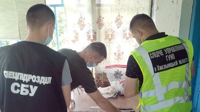 Гранати, боєприпаси та вибухівка: на Хмельниччині правоохоронці викрили схрон зі зброєю