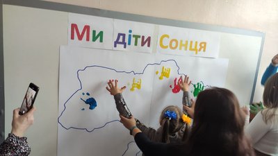 Учасники заходу залишили кольорові відбитки долонь на символічній карті України "Ми – діти сонця"