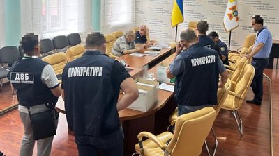 Підозра в переправленні машин на Львівщині