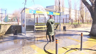 У Миколаєві дезінфікують зупинки громадського транспорту У Миколаєві дезінфікують зупинки громадського транспорту