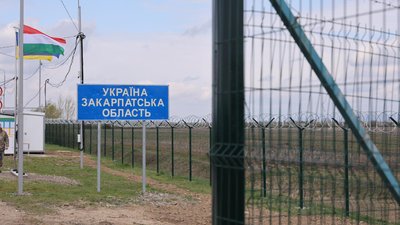 Протаранив шлагбауми в пункті пропуску: на Закарпатті чоловік на авто перетнув кордон