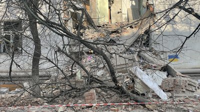Російські окупанти знову обстріляли будівлю ОВА в Херсоні Російські окупанти знову обстріляли будівлю ОВА в Херсоні