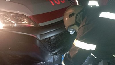 Автівка, яка застрягла через негоду