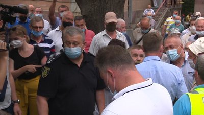 "Поліцейського не бив, лише сперечався", — затриманий після сутичок біля диспансеру в Харкові