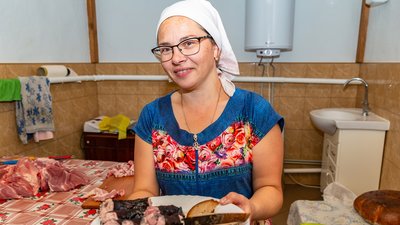 Характерною особливістю "Зіньківської ковбаси" є чорний колір і неповторний аромат. Фото: Сергій Зисько Характерною особливістю "Зіньківської ковбаси" є чорний колір і неповторний аромат. Фото: Сергій Зисько