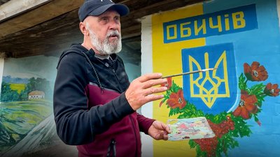 Автобусні зупинки у Малодівицькій громаді розмальовує 71-річний Віктор Голуб