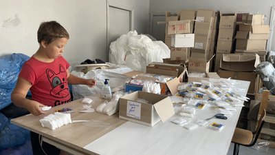 "Підгородненські павучки". Волонтери з Підгородного на Дніпропетровщині півтора року плетуть маскувальні сітки "Підгородненські павучки". Волонтери з Підгородного на Дніпропетровщині півтора року плетуть маскувальні сітки