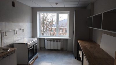 У гуртожитку для переселенців зробили ремонт на кухні, січень-2024. Фото: Хмельницька міська рада. У гуртожитку для переселенців зробили ремонт на кухні, січень-2024. Фото: Хмельницька міська рада.