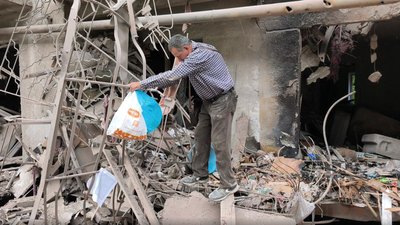 Юрій після обстрілу оглядає зруйновану квартиру сина