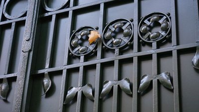 У Львові відреставрували вхідну браму в будинку, де жив Станіслав Лем