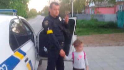 На Дніпропетровщині поліцейські повернули додому 3-річну дівчинку, яка сама йшла вздовж узбіччя автодороги
