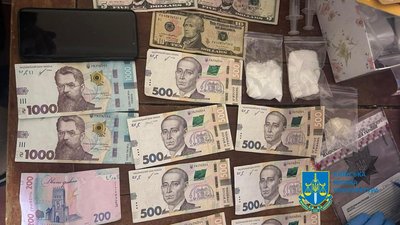 Наркотики у цукерках і шкарпетках: судитимуть киян, які ймовірно займалися торгівлею у СІЗО Наркотики у цукерках і шкарпетках: судитимуть киян, які ймовірно займалися торгівлею у СІЗО