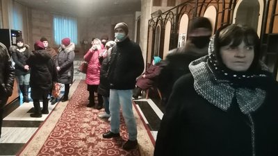 Люди хочуть ночувати у Волинській ОДА: релігійна громада вимагає переходу в ПЦУ Люди хочуть ночувати у Волинській ОДА: релігійна громада вимагає переходу в ПЦУ