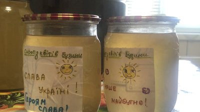 Ужгородка Ольга Кобрин готує для військових сироп з бузини Ужгородка Ольга Кобрин готує для військових сироп з бузини