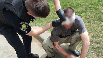 Патрульні Тернопільської поліції надали перехожому домедичну допомогу Патрульні Тернопільської поліції надали перехожому домедичну допомогу