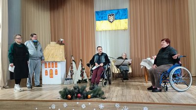 Мешканці Луцького геріатричного пансіонату разом із переселенцями готують виставу