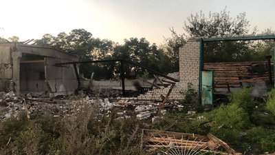 Складське приміщення у селі Піски-Радьківські на Харківщині, яке зруйноване внаслідок удару РФ з дрону-камікадзе Складське приміщення у селі Піски-Радьківські на Харківщині, яке зруйноване внаслідок удару РФ з дрону-камікадзе