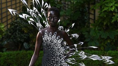 У Парижі триває Fashion Week — паралельно з масовими протестами в передмісті