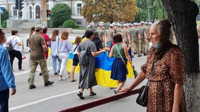 "Ми нагадуємо жителям, що у нас війна". У Кропивницькому відбулась Хода пам'яті "Ми нагадуємо жителям, що у нас війна". У Кропивницькому відбулась Хода пам'яті