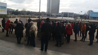Мешканці села на Сумщині мітингують під будівлею ОДА Мешканці села на Сумщині мітингують під будівлею ОДА