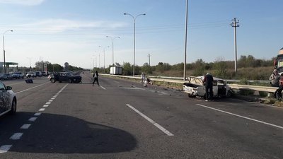 На трасі Одеса-Київ сталась аварія, двоє людей травмовані На трасі Одеса-Київ сталась аварія, двоє людей травмовані