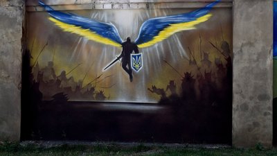 В Ужгороді на огорожі стадіону "Авангард" малюють патріотичні мурали
