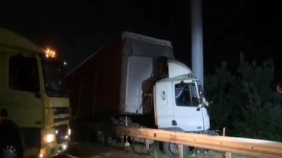 Поблизу Львова водій фури задрімав і в'їхав у відбійник