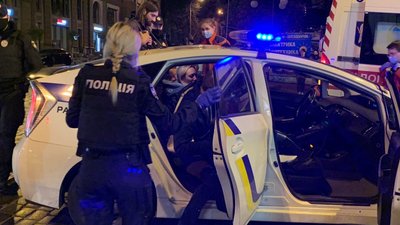 У центрі Києва автомобіль в’їхав у будинок У центрі Києва автомобіль в’їхав у будинок