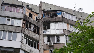 Наслідки атаки російського безпілотника по багатопорверхівці у Херсоні