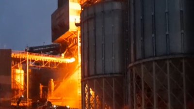 На Роменщині рятувальники майже 10 годин гасили пожежу в зерносушарці На Роменщині рятувальники майже 10 годин гасили пожежу в зерносушарці