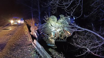 На Житомирщині автівка перекинулася і повисла з мосту – 17-річний пасажир у лікарні На Житомирщині автівка перекинулася і повисла з мосту – 17-річний пасажир у лікарні