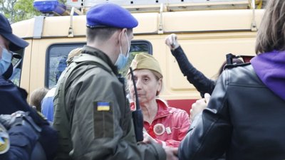 Бійки, червоні прапори та порушення. Як відзначають День перемоги в Україні Бійки, червоні прапори та порушення. Як відзначають День перемоги в Україні