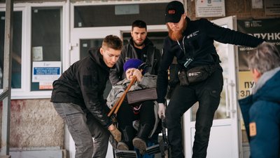 Самюель з командою допомагає евакуйовувати людей