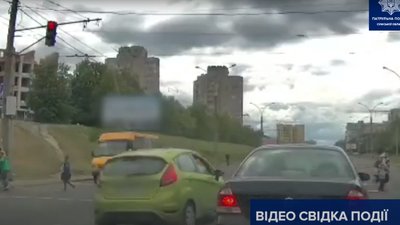 Зустрічною смугою і на червоний: у Сумах патрульні відшукали водійку (ВІДЕО)