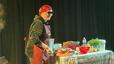 Про наболіле українки з Донбасу. Херсонський театр імені Куліша презентував моновиставу в Миколаєві