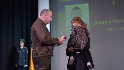 У Черкасах передали нагороди родинам загиблих військовослужбовців У Черкасах передали нагороди родинам загиблих військовослужбовців