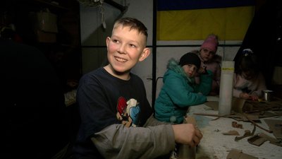 "6-8 годин у гаражі": школярі на Чернігівщині виготовляють сітки та окопні свічки для ЗСУ "6-8 годин у гаражі": школярі на Чернігівщині виготовляють сітки та окопні свічки для ЗСУ