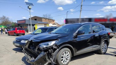 Зупинив стовп: на Черкащині водій вантажівки розбив 15 машин Зупинив стовп: на Черкащині водій вантажівки розбив 15 машин