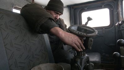 На Харківщині дорожник переробив артилерійський тягач на снігоприбирач На Харківщині дорожник переробив артилерійський тягач на снігоприбирач