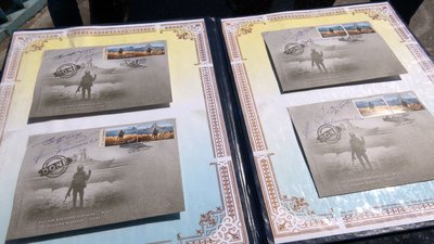 "Русскій воєнний корабль…всьо!": у Чернігові на пішохідному мосту погасили поштову марку