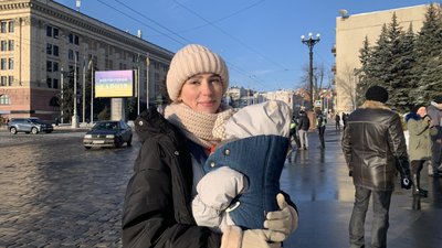 Одна з учасниць акції до Дня Соборності України, Харків Одна з учасниць акції до Дня Соборності України, Харків