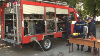 Дітям показують знаряддя для гасіння пожежі: захисну маску рятувальника із балоном для кисню, бензопилу, пристрій, що змішує піну для гасіння. Дітям показують знаряддя для гасіння пожежі: захисну маску рятувальника із балоном для кисню, бензопилу, пристрій, що змішує піну для гасіння.