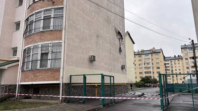 Пошкоджена внаслідок обстрілу багатоповерхівка