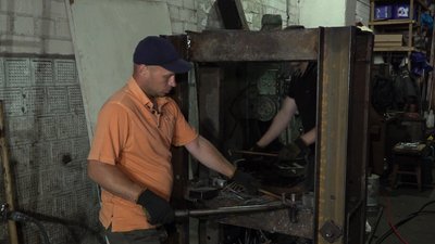 НА ВИХІДНІ: Попит на передовій: черкаські волонтери виготовляють скоби для бліндажів