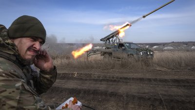 Український військовий поблизу Бахмута